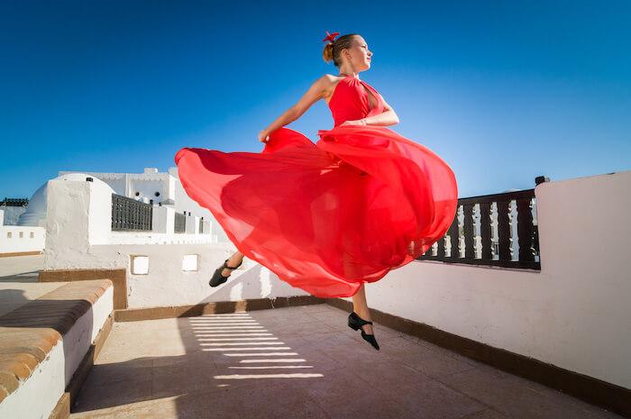 une femme avec une robe rouge dansant le flamenco