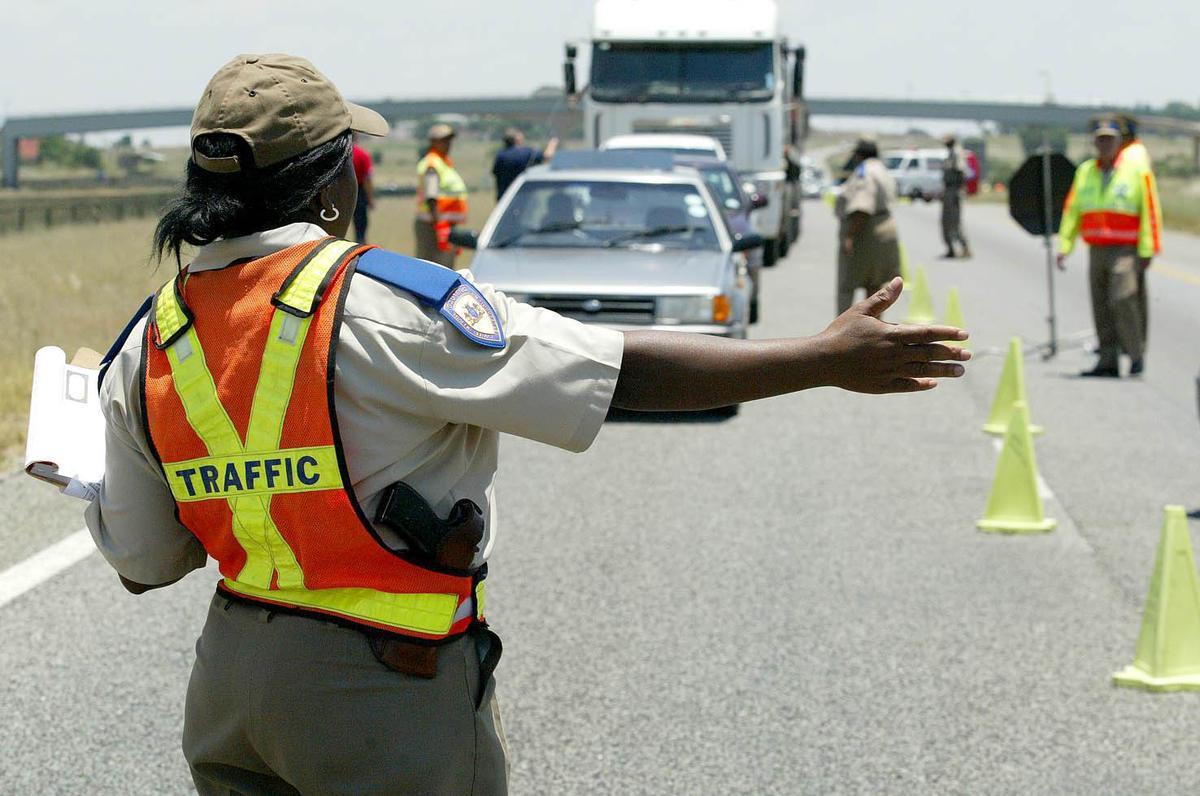 un agent de la police sud africaine sur la route