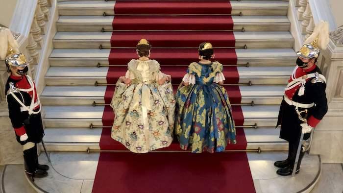 Les deux nouvelles falleras mayores de valencia 2024 en costumes traditionnels en train de gravir les marches de la mairie