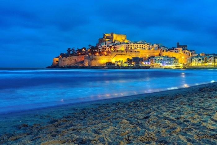le fort de Peñíscola entouré par la mer, un des meilleurs villages pour passer sa retraite en espagne selon Idealista
