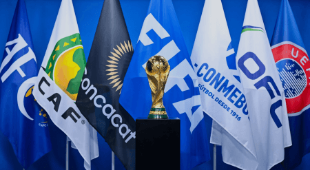 photo de la coupe avec les drapeaux des différentes fédérations de football