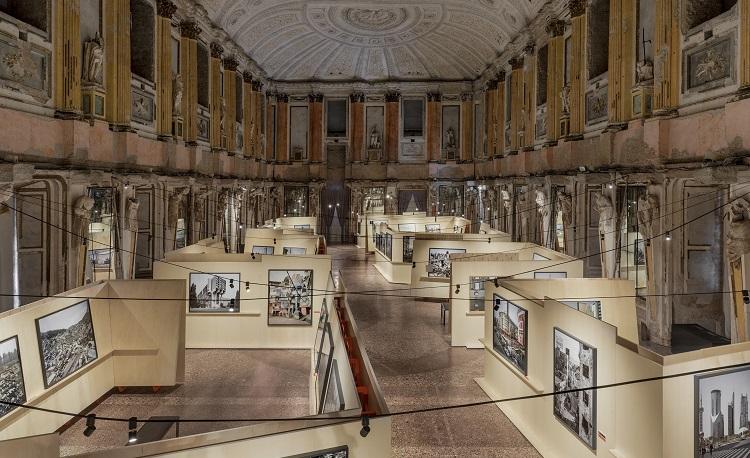 photos en noir et blanc exposées salle des cariatides palazzo reale