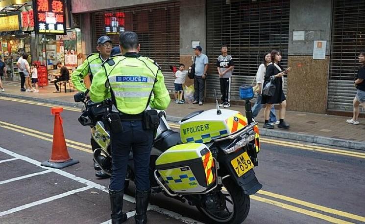 Deux policiers dans une rue de Hong Kong