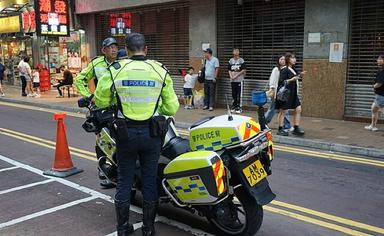 Deux policiers dans une rue de Hong Kong