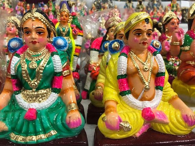 Des dieux et déesses en poupées Golu pour le festival de Navratri