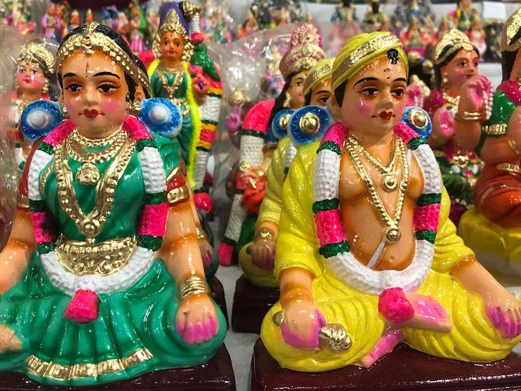 Des dieux et déesses en poupées Golu pour le festival de Navratri