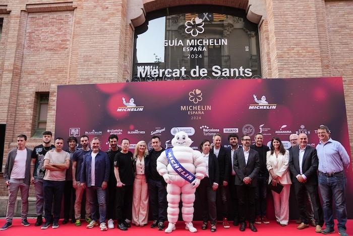 Le bibendum Michelin pose avec les chefs