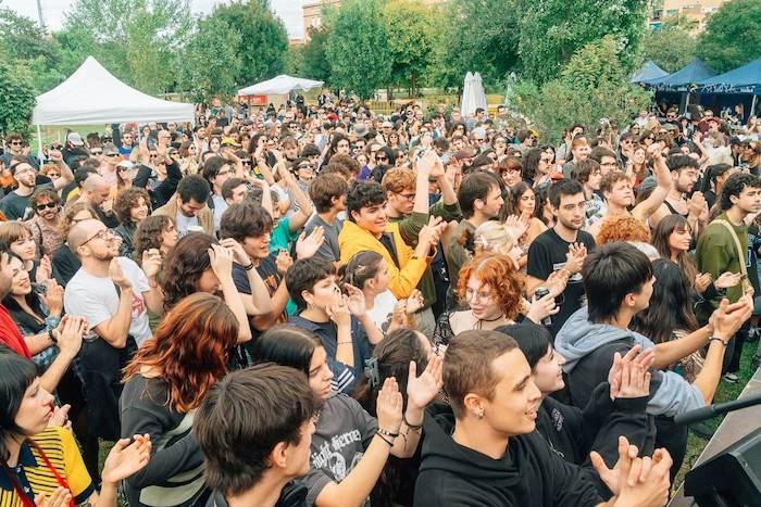 une foule en train d'assister au concert de serialparc à valencia en novembre 2023