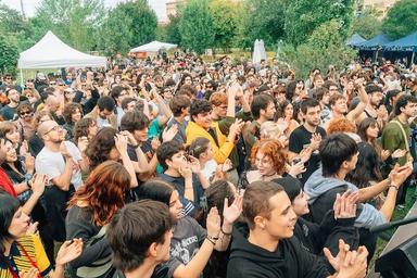 une foule en train d'assister au concert de serialparc à valencia en novembre 2023