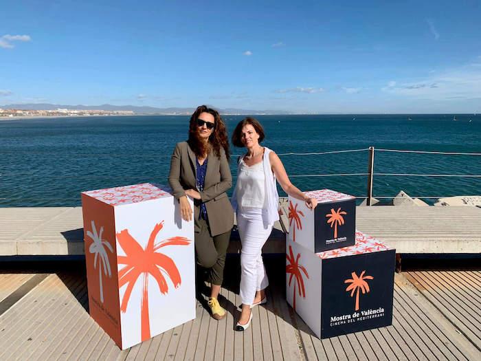 les associées de Silence Comunicacion Almudena Verdés et Eva Garcia en train de poser pour la Mostra de Valencia devant la mer