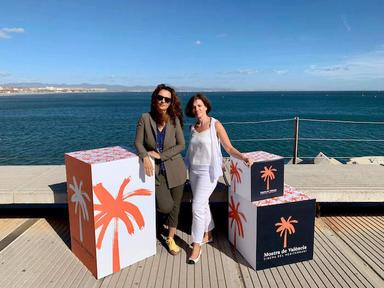 les associées de Silence Comunicacion Almudena Verdés et Eva Garcia en train de poser pour la Mostra de Valencia devant la mer