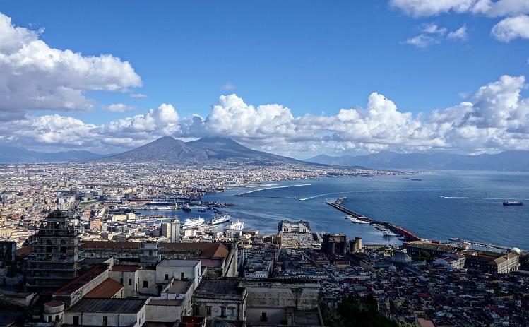 ville de Naples sur la mer et volcan Vésuve