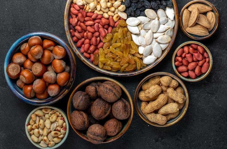 vue-dessus-differentes-noix-raisins-secs-fruits-secs-fond-gris-noix-snack-raisin-sec-fruits-secs-noix