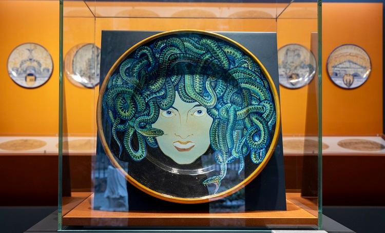 Assiette céramique colorée - Mostra Nel segno di Gambellotti_ph Monkeys Video Lab 3