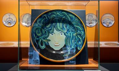 Assiette céramique colorée - Mostra Nel segno di Gambellotti_ph Monkeys Video Lab 3