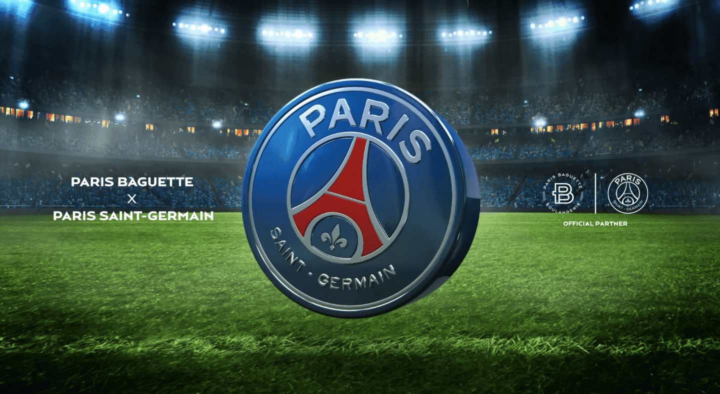 Le logo du PSG avec le nom du partenariat avec Paris Baguette.