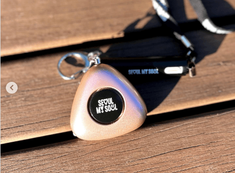 Un dispositif portable pour prévenir en cas d'urgence.