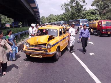 Un taxi vient d'avoir un accident en Inde