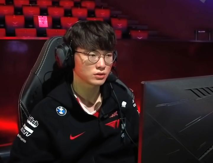 Faker, joueur e-sport aux play-offs d'été en 2021.