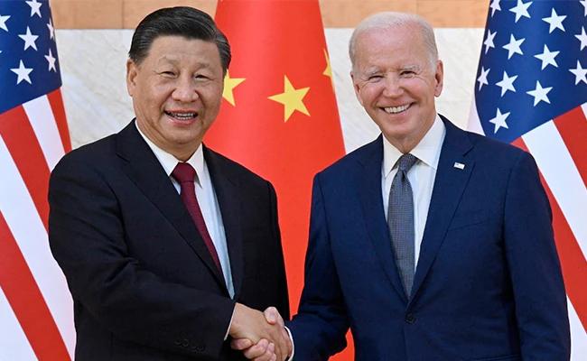 Joe biden et xi jinping se serrent la main