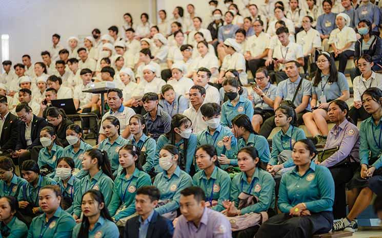La Foire à l'Emploi chez Paul Dubrule à Siem Reap 2