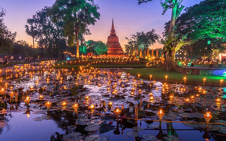 Loy-Krathong-Sukhothai-Thinnapob-Proongsak-Shutterstock