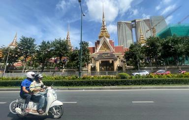 Motorists-drive-past-the-National-Assembly-in-Phnom-Penh-on-November-22_