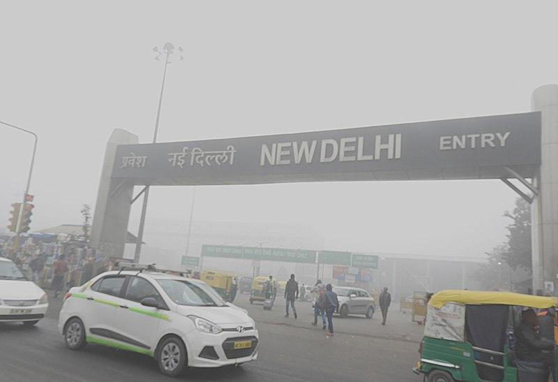 le smog à l'entrée de la gare de New Delhi