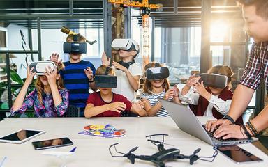 Vue d'un stand de jeu en realite virtuelle lors d'un evenement pour celebrer l'annee de l'innovation France-Thailande