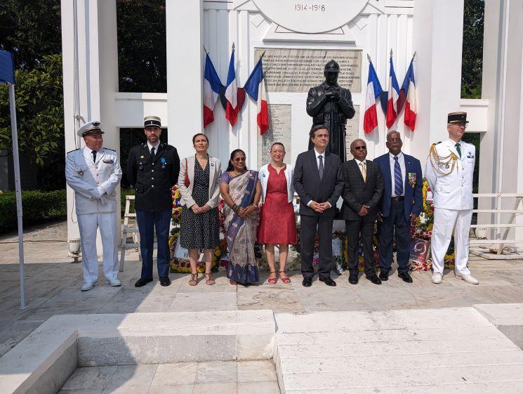 Visite de l'ambassadeur de France en Inde Thierry Mathou à Chennai à l’occasion des commémorations de l’Armistice.