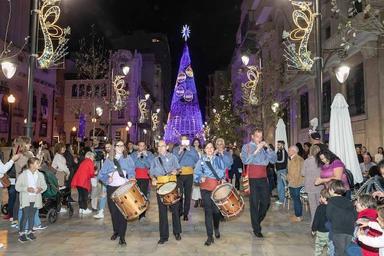 Une processesion à alicante pour célébrer les lumières de noel