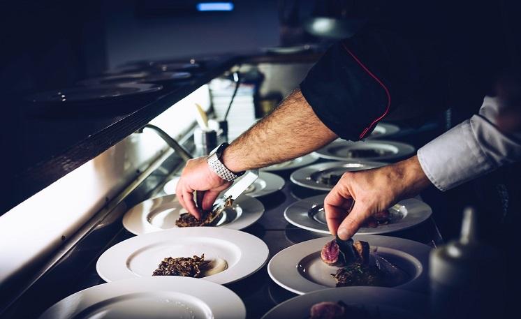 des chefs préparent des assiettes de cuisine gastronomique dans une restaurant_0