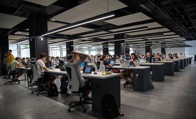 des personnes travaillent devant leur ordinateur dans un open space