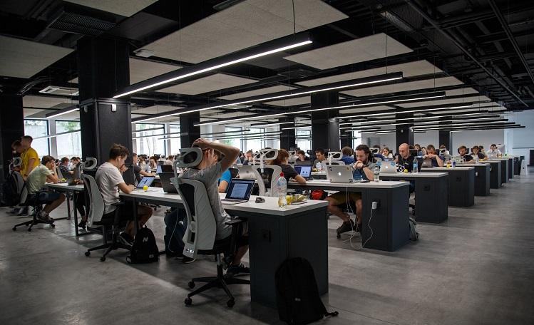 des personnes travaillent devant leur ordinateur dans un open space