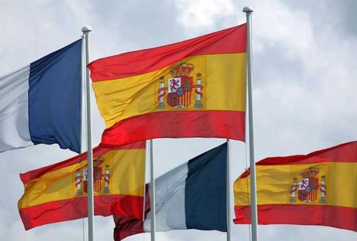 drapeaux français et espagnols dans le vent