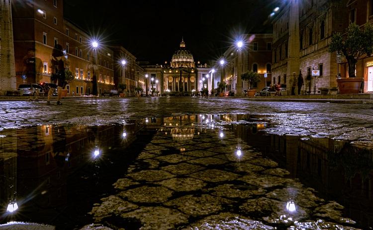 flaque d'eau dans une rue de Rome