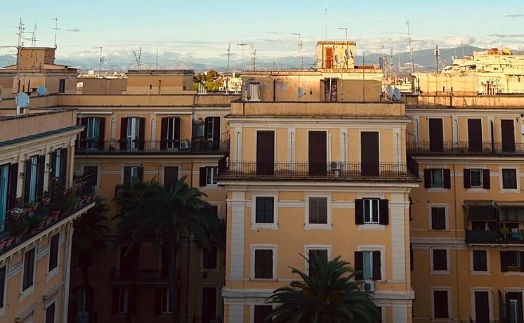 immeubles couleur ocre de rome en Italie