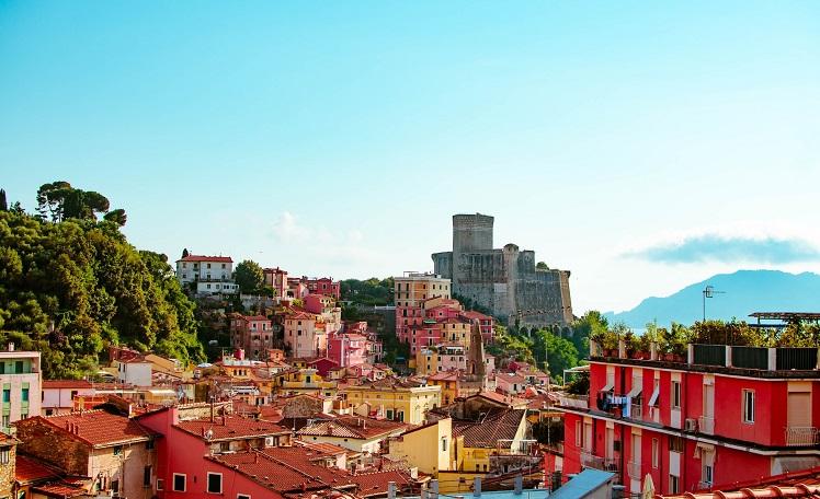 maisons colorées du village de Lerici en Ligurie - caleb-miller-unsplash