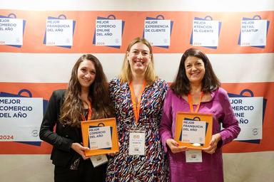 les responsables du développement de Mobalpa en Espagne, reçoivent la récompense