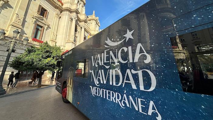 un bus décoré pour Noel sur la plaza del ayuntamiento de Valencia