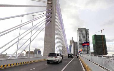 pont à haubans entre Koh Pich et Koh Norea