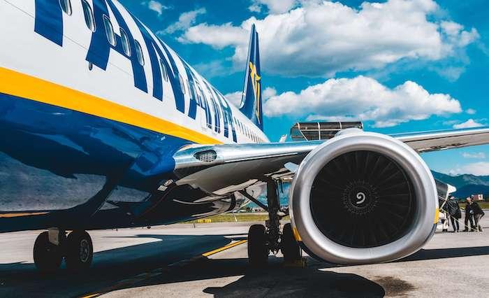 un avion de la compagnie à bas coûts ryanair avec son réacteur