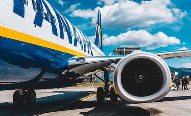 un avion de la compagnie à bas coûts ryanair avec son réacteur
