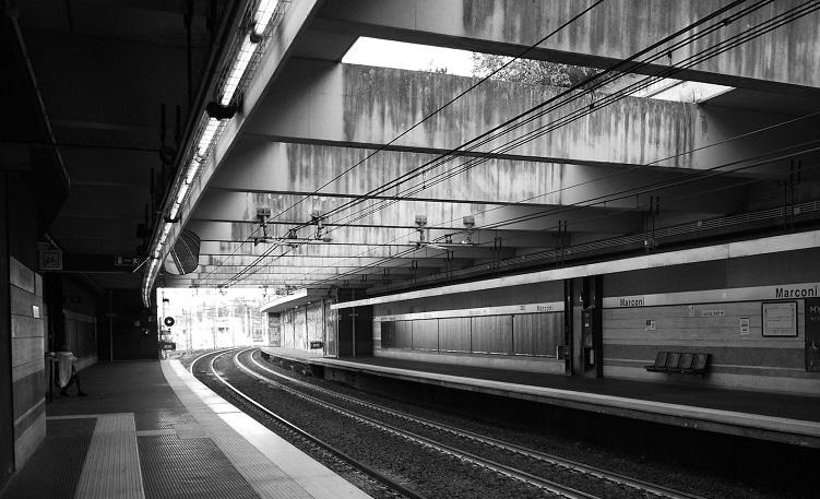 station de métro déserte en noir et blanc