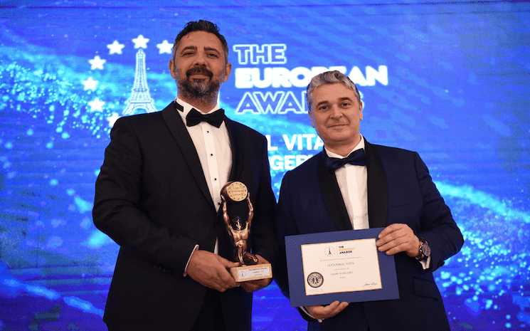 Événement éclatant à Paris _ La Clinique de Greffe de Cheveux Istanbul Vita remporte le prix prestigieux aux European Awards 2023