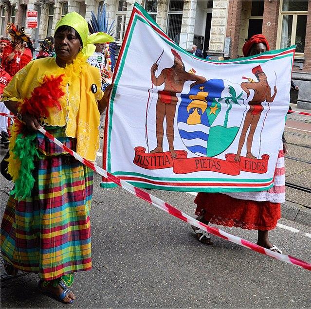 Début de cortège d’une démonstration lors d'une célébration de Keti Koti.