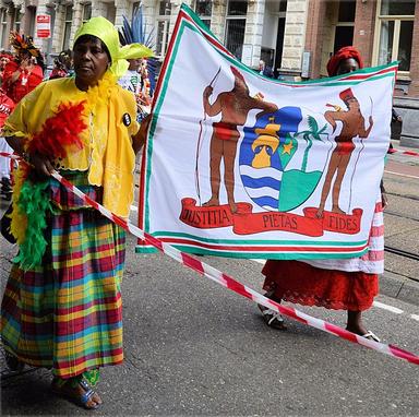 Début de cortège d’une démonstration lors d'une célébration de Keti Koti.