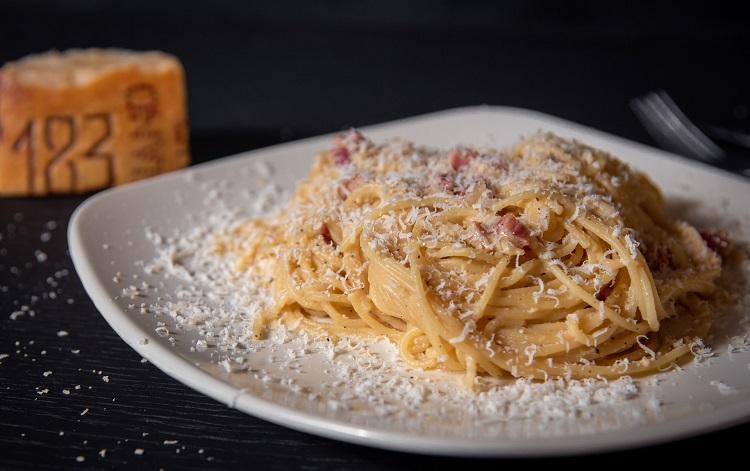 assiette de spaghettis à la carbonara