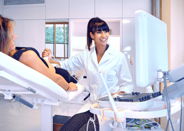 un docteur réalise un check up à la turo park clinics de barcelone