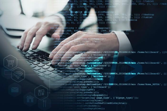 une personne en train de travailler sur un ordinateur portable pour la mise en conformité des données rgpd